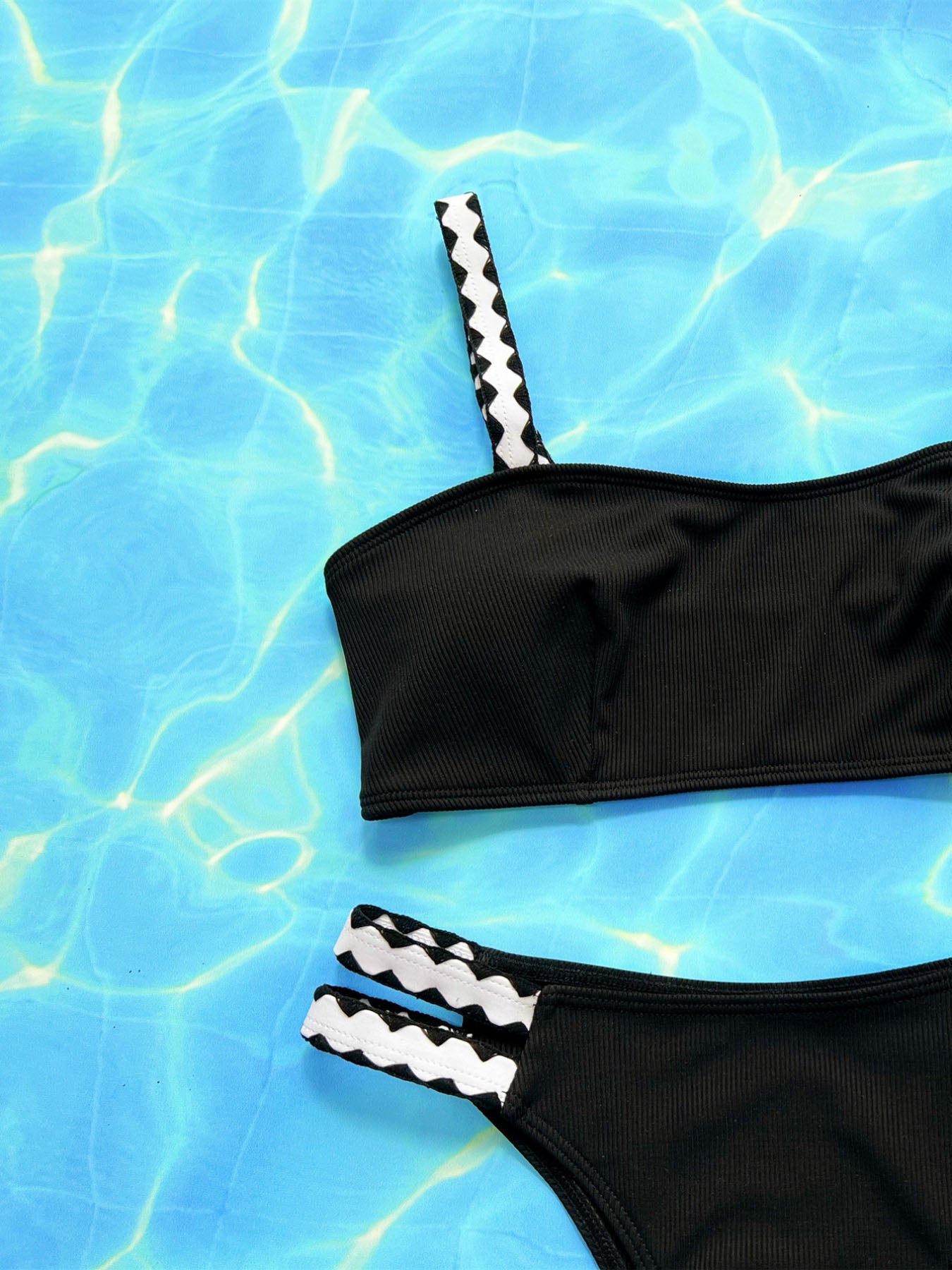 Women'S Adjustable Strap Bikini Set Featuring a New Black Ribbed Crop Top And High-Cut Thong Swimwear.