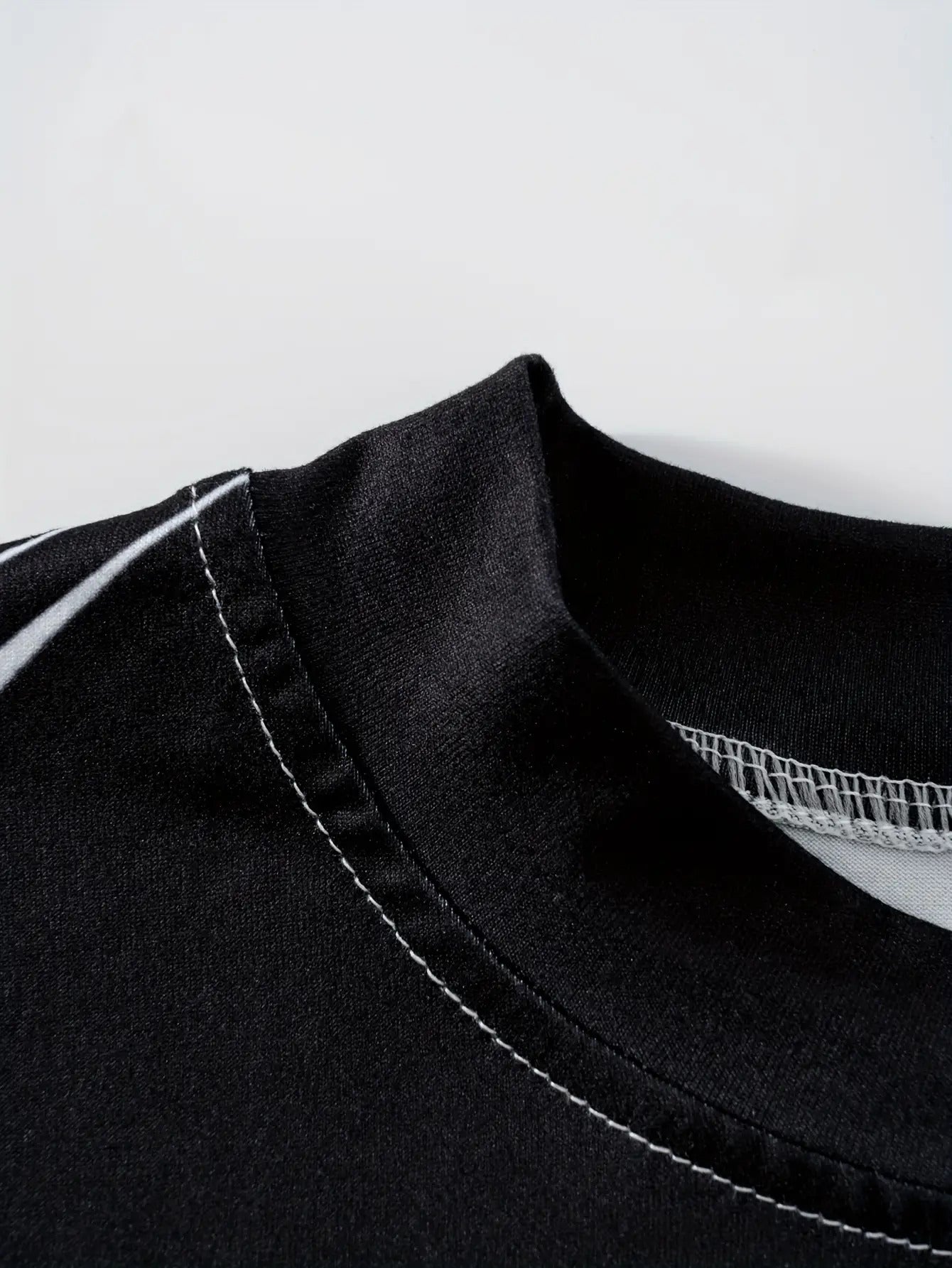 1 Set Women's Elegant Black & White Geometric Print Polyester Pantsuit - All-Over Vertical Stripe Long Sleeve Top & Wide-Leg Trousers, Wrinkle-Resistant Fabric, All-Season Casual to Formal Outfit with Split Detail Crew Neck a