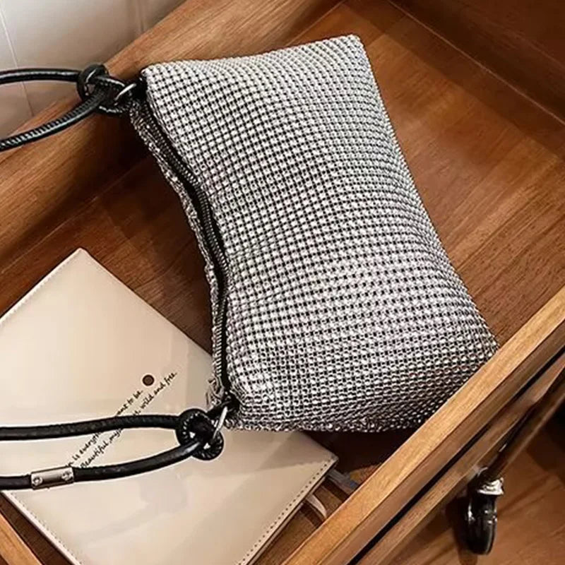 Ladies' handbags can be worn over the shoulder, crossbody, or carried by hand, suitable for travel and shopping. Crossbody bags.