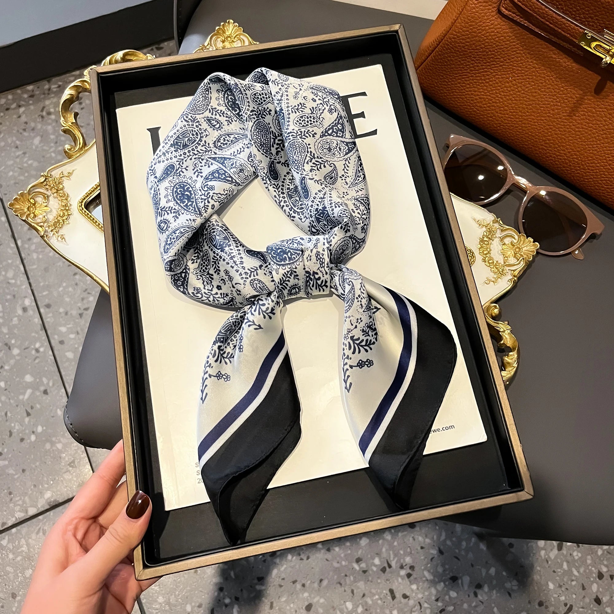 Silk scarf women's 2025 spring and summer new fashion high-end sense retro neck small square scarf accessories