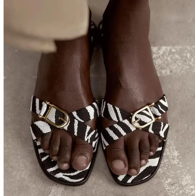 Flat Sandals Woman Black Brown Metal Buckle Flat Sandals 2024 Summer Women Sandals Straps Round toe Flat Slingback Shoes