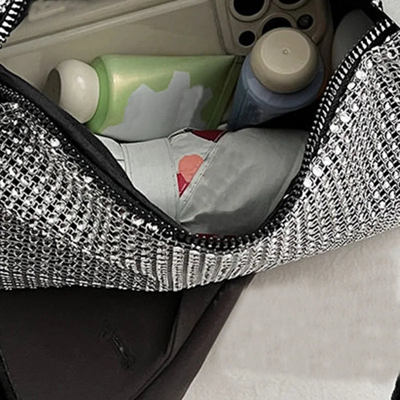 Ladies' handbags can be worn over the shoulder, crossbody, or carried by hand, suitable for travel and shopping. Crossbody bags.