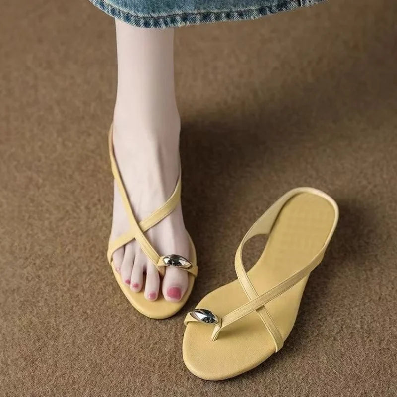 Women's Flat Sandals Toe Loop Slide Sandals Elegant Open Toe Mules Metallic Detail Strappy Shoes Summer Beach Sandals