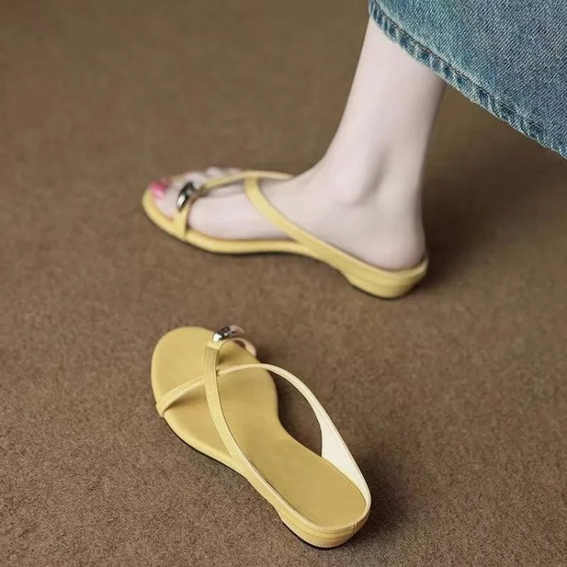 Women's Flat Sandals Toe Loop Slide Sandals Elegant Open Toe Mules Metallic Detail Strappy Shoes Summer Beach Sandals