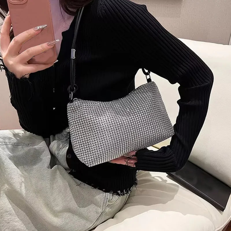 Ladies' handbags can be worn over the shoulder, crossbody, or carried by hand, suitable for travel and shopping. Crossbody bags.